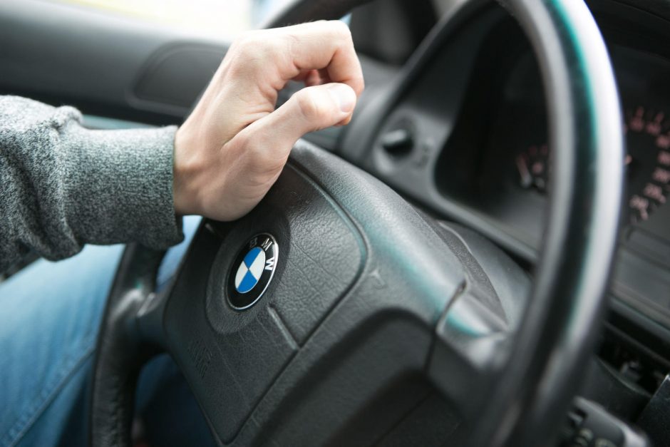 Kaune neblaivaus vairuotojo BMW kliudė automobilį ir troleibusą