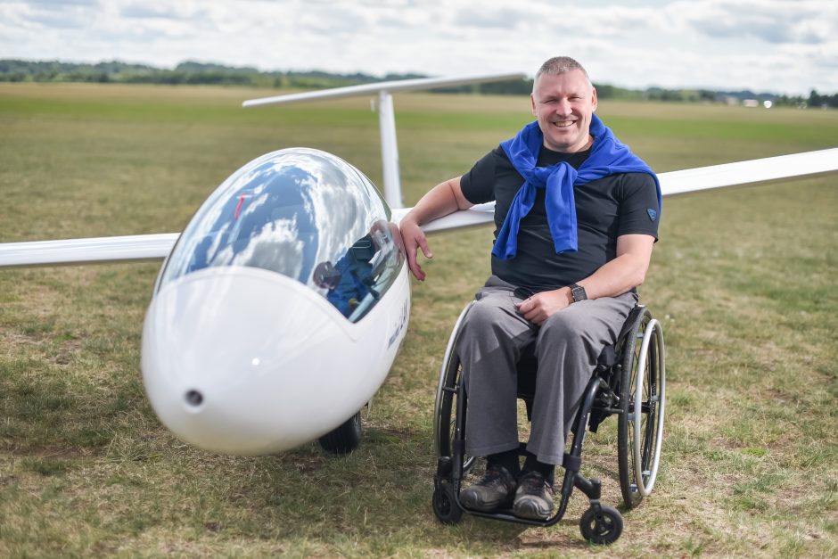 Neįgalaus piloto svajonė: judėjimo priemonė sparnų nesuteiks, bet palengvins buitį