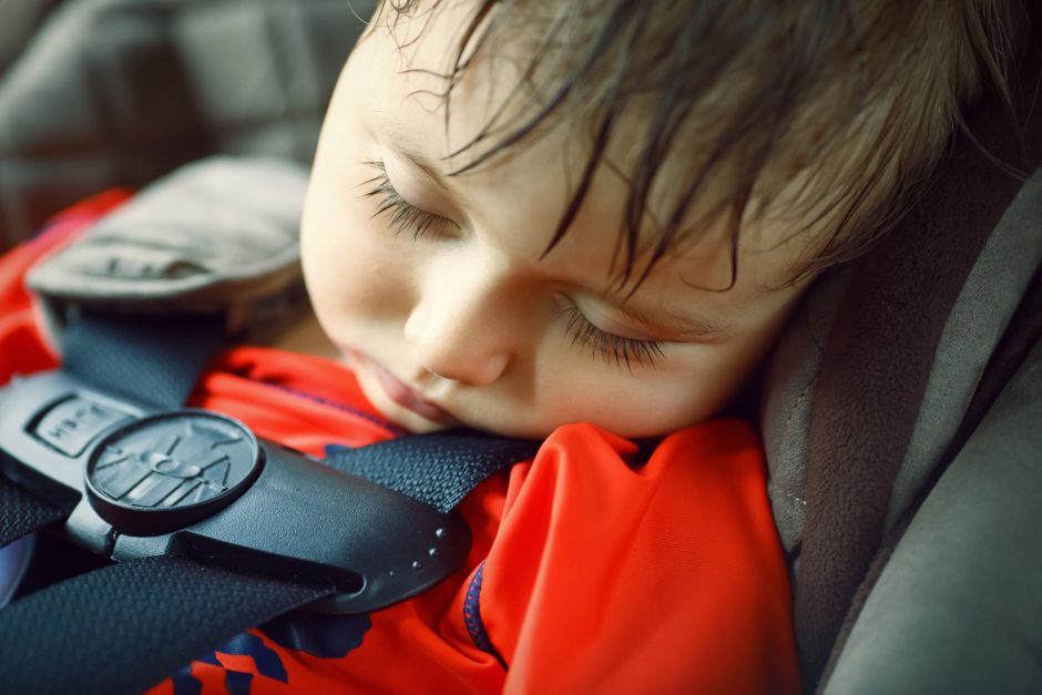 Nepalikite vaiko automobilyje: vasaros karščiai gali būti mirtinai pavojingi