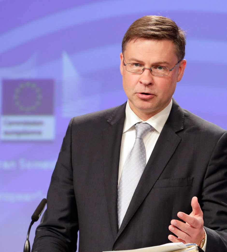 Latvija į Europos Komisiją vėl deleguoja V. Dombrovskį