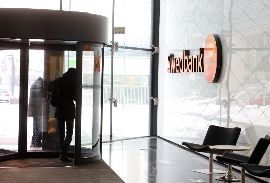 Sukčiai vėl nusitaikė į „Swedbank“: klientams siunčia kenkėjiškus laiškus