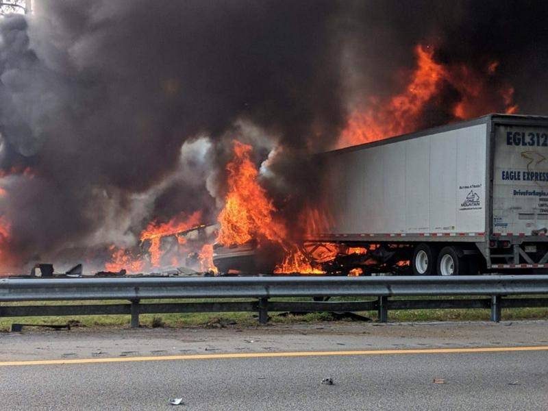 Floridos greitkelyje per avariją ir gaisrą žuvo septyni žmonės