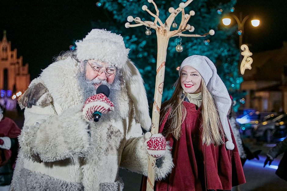 Senelis Kalėda Rokiškyje įžiebė eglutę