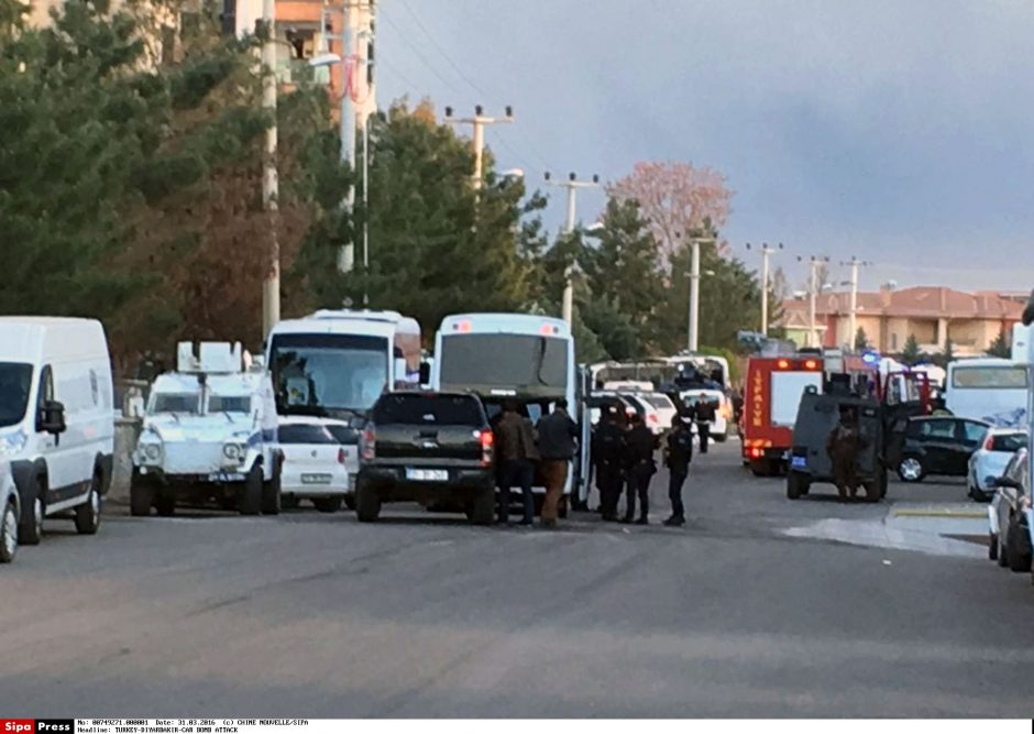 Turkijoje sprogus automobiliui žuvo du kariai, dešimtys žmonių sužeisti