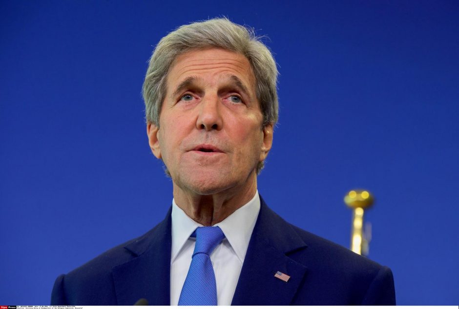 J. Kerry taps pirmuoju J. Bideno administracijos pareigūnu, apsilankiusiu Kinijoje