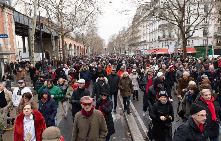 Paryžiuje demonstraciją surengė „raudonieji šalikai“