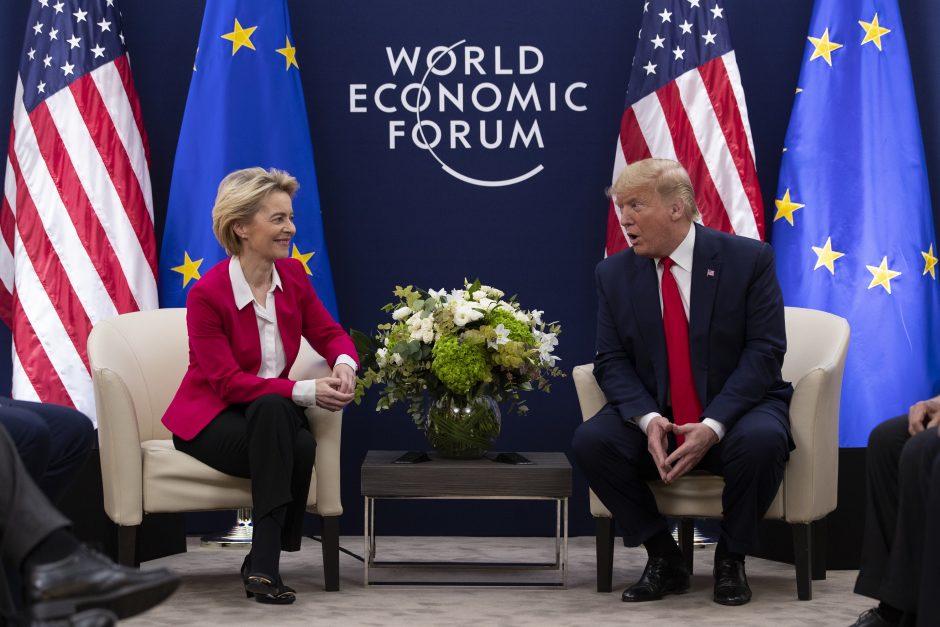 D. Trumpas ir EK pirmininkė Davose aptarė prekybos susitarimą