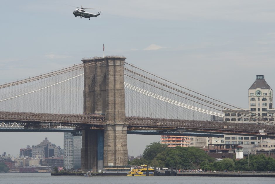 Nuo Bruklino tilto nušokęs vyras liko gyvas