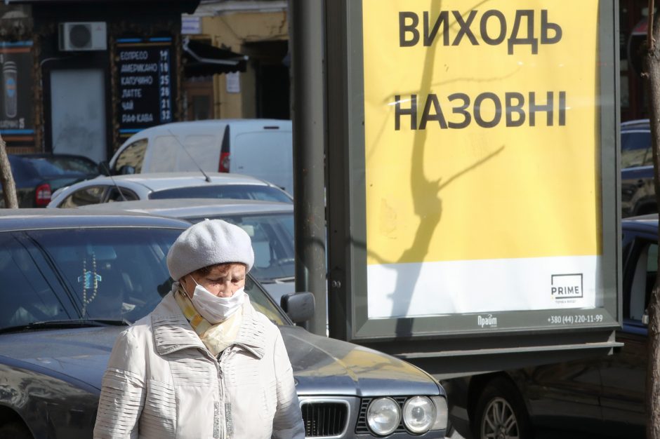 Ukrainoje viešoje vietoje apsauginės kaukės nedėvėjusiam vyrui skirta 565 eurų bauda