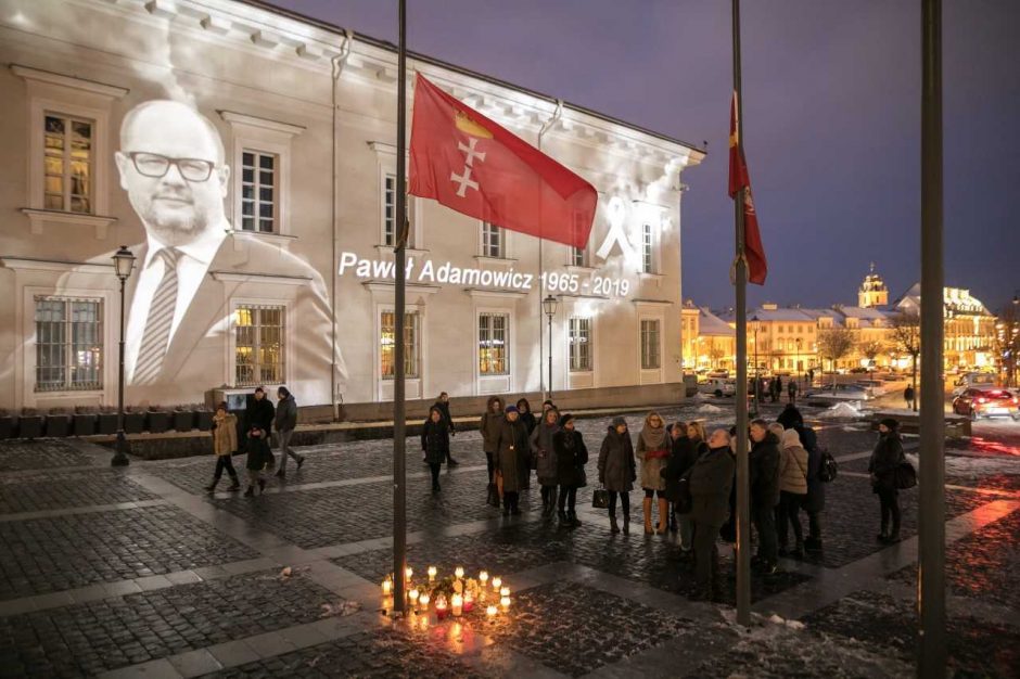 Vilnius gedi kartu su Gdansku: nuleidžiamos vėliavos
