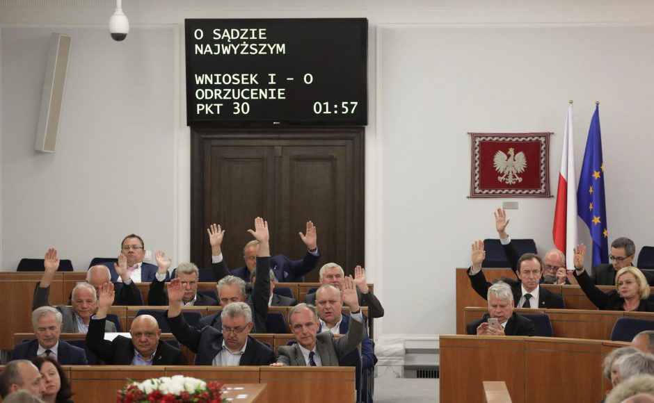 Lenkijos senatoriai pritarė kontraversiškai Aukščiausiojo Teismo reformai