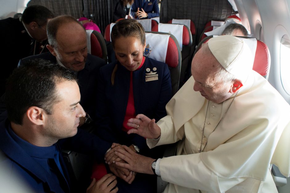 Popiežius savo lėktuve sutuokė oro linijų darbuotojų porą