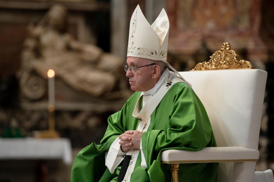 Popiežius perspėja, kad klimato kaita pavers Žemę dykuma ir šiukšlynu