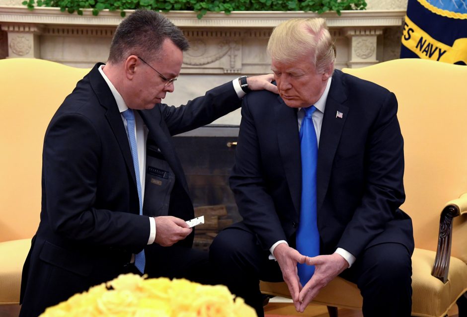 Turkijos paleistas JAV pastorius Ovaliajame kabinete meldėsi drauge su D. Trumpu