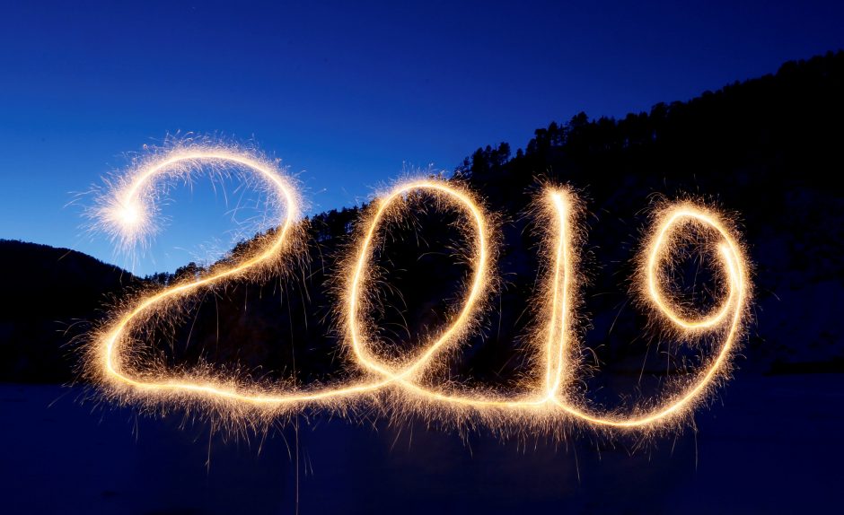 Pasaulis palydėjo nerimo kupinus metus ir sveikino 2019-uosius