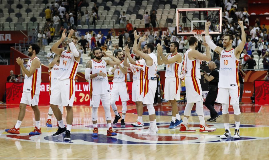 Paplušėti turėję Ispanijos krepšininkai žengė į pusfinalį