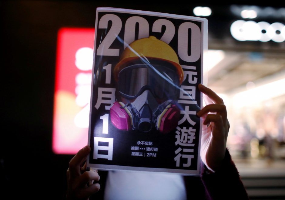 Pasaulis 2020-uosius pasitiko fejerverkų, dūmų ir ašarinių dujų pliūpsniais