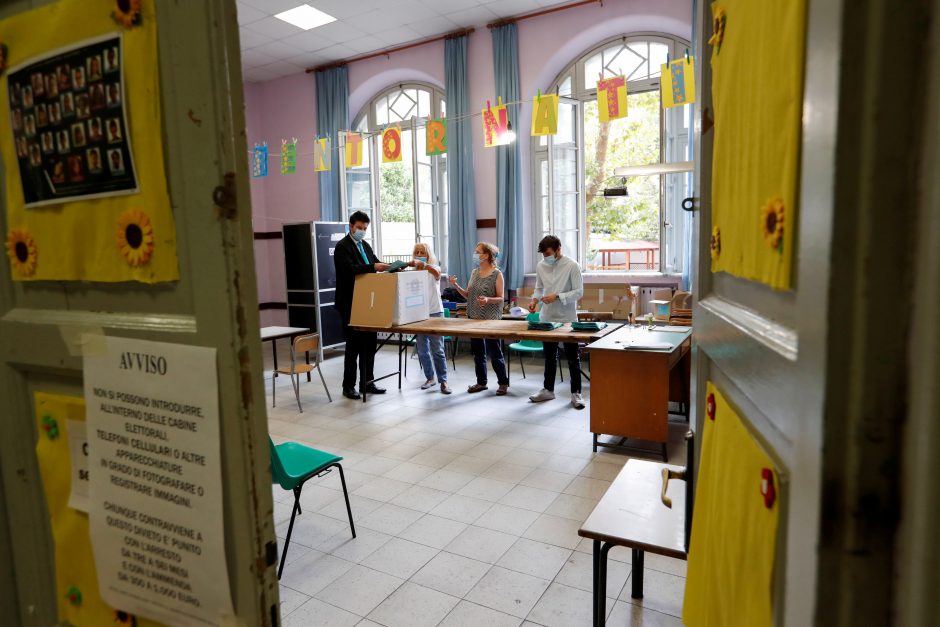 Italai plūdo balsuoti regioniniuose rinkimuose ir referendume, nepaisydami pandemijos