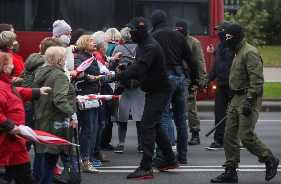 Minske milicija ardo protestuotojų barikadas, sulaiko demonstrantus