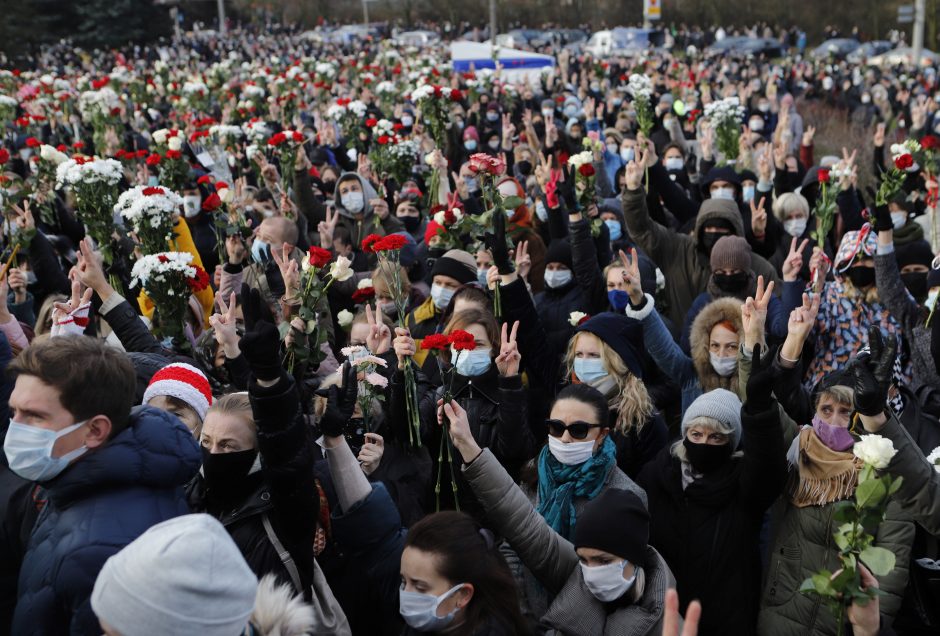 Minske į žuvusio protestuotojo laidotuves susirinko apie 5 tūkst. žmonių