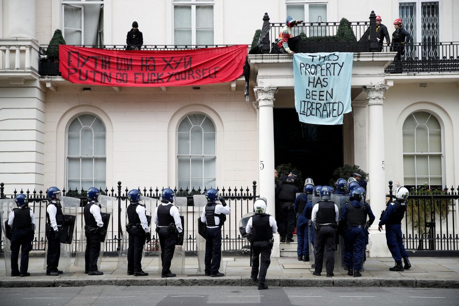 Londone protestuotojai užėmė su rusų oligarchu susijusį namą