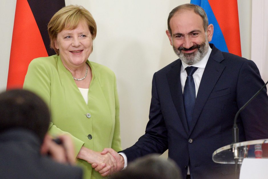 A. Merkel ragina taikiai išspręsti ginčą dėl Kalnų Karabacho