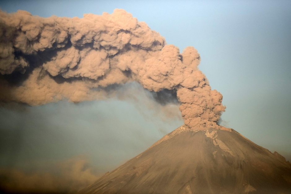 Ugnikalnis prie Meksikos sostinės išmetė 4 kilometrų aukščio pelenų stulpą