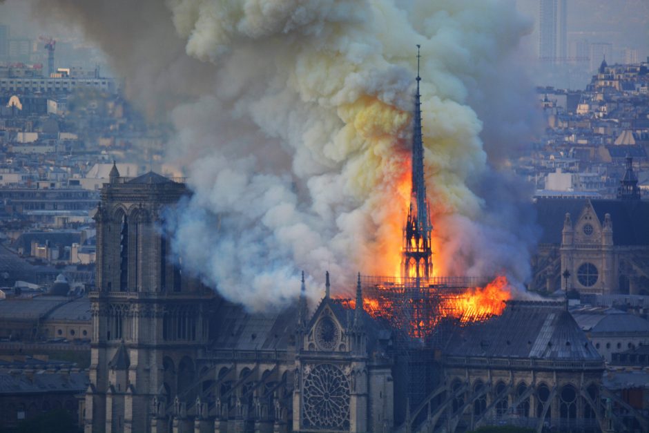 Paryžiaus Dievo Motinos katedrą nuniokojo didžiulis gaisras 