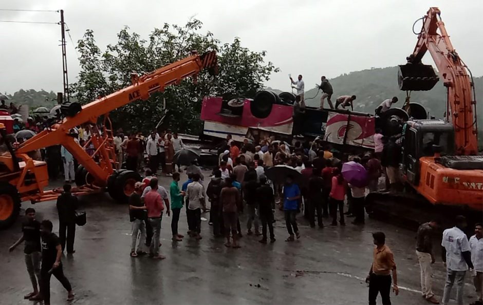 Indijoje sudužus maldininkų autobusui žuvo 21 žmogus, 35 sužeisti