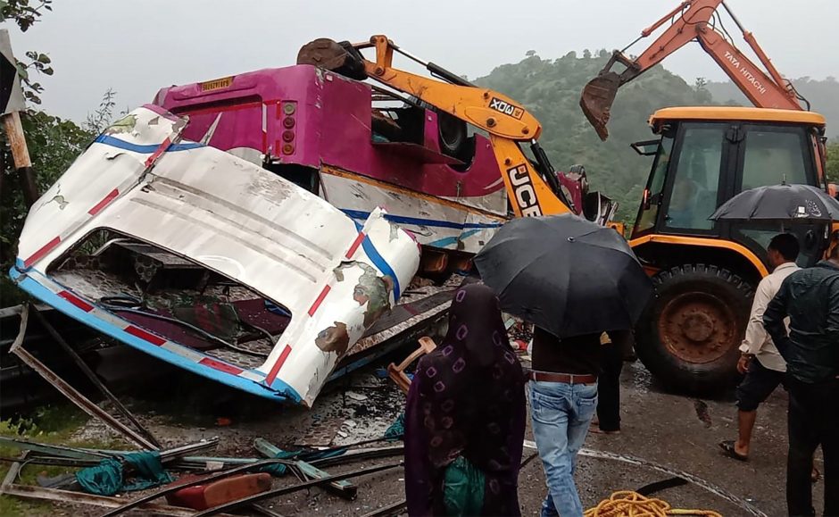 Indijoje sudužus maldininkų autobusui žuvo 21 žmogus, 35 sužeisti