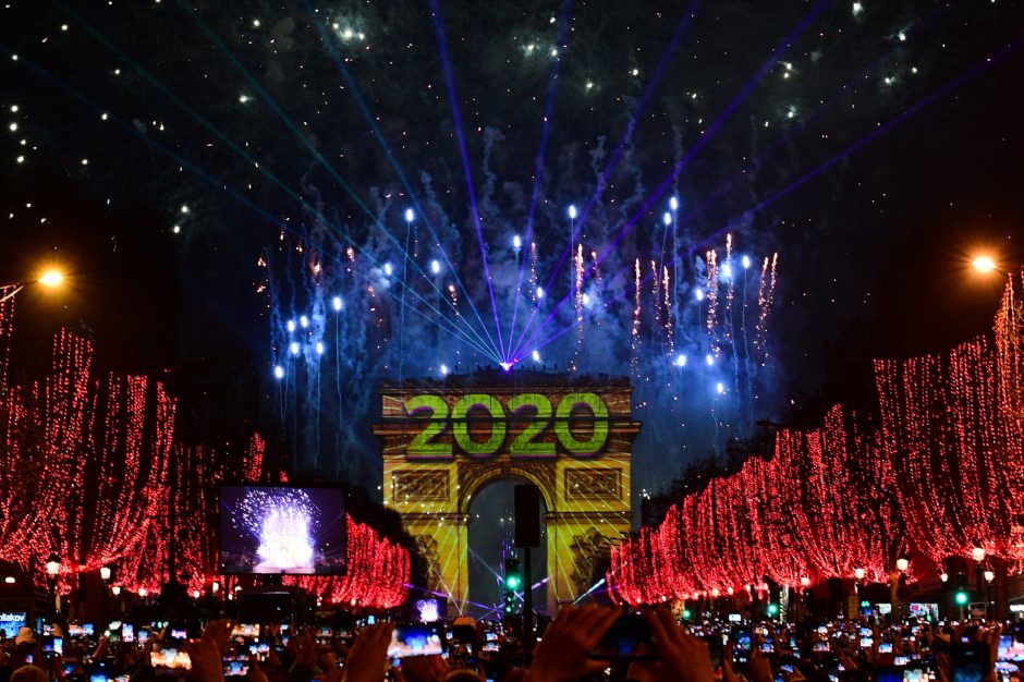 Pasaulis 2020-uosius pasitiko fejerverkų, dūmų ir ašarinių dujų pliūpsniais