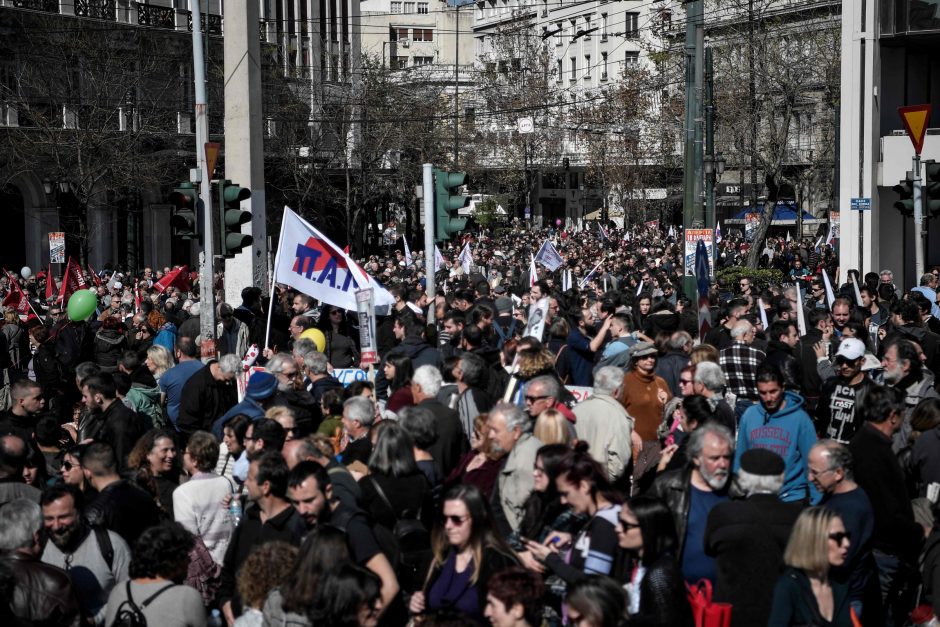 Tūkstančiai žmonių protestuoja Graikijoje prieš naują pensijų reformą