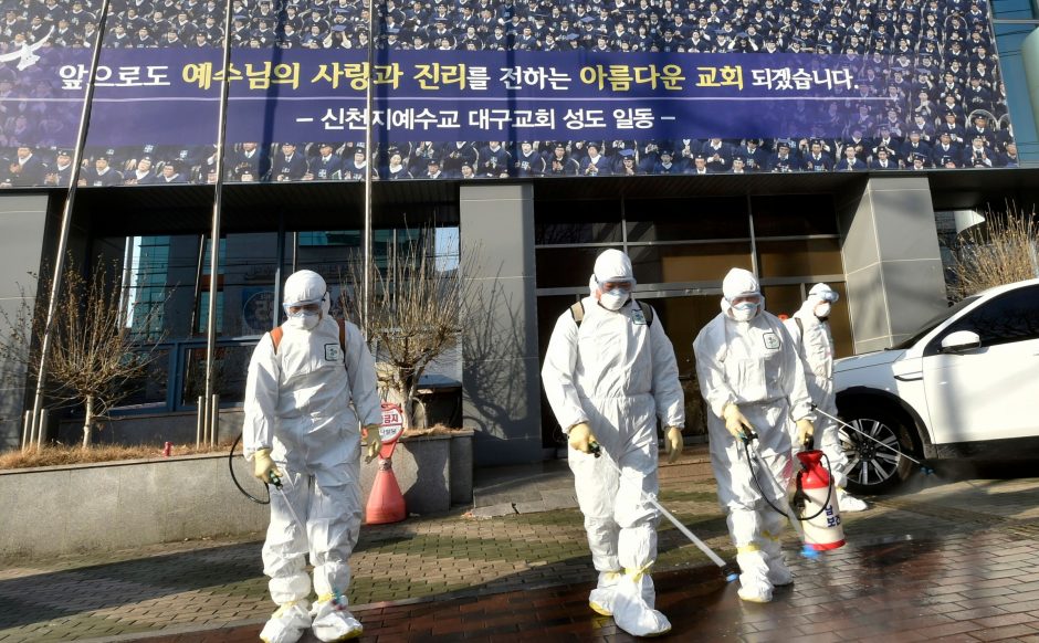 Pietų Korėja dėl koronaviruso patikrins daugiau nei 200 000 religinės grupės narių