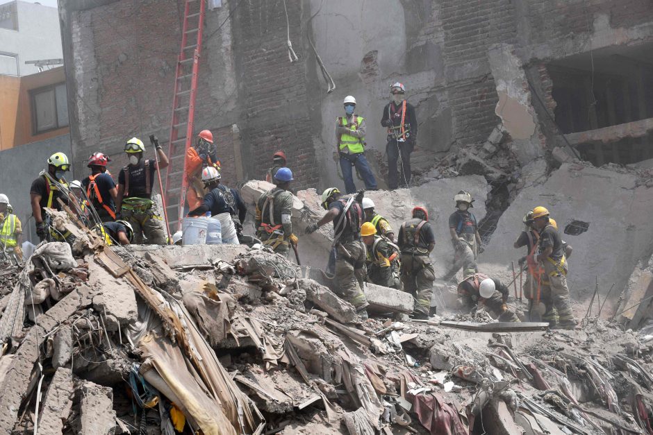 Praėjusią savaitę Meksiką sukrėtusio drebėjimo aukų padaugėjo iki 324