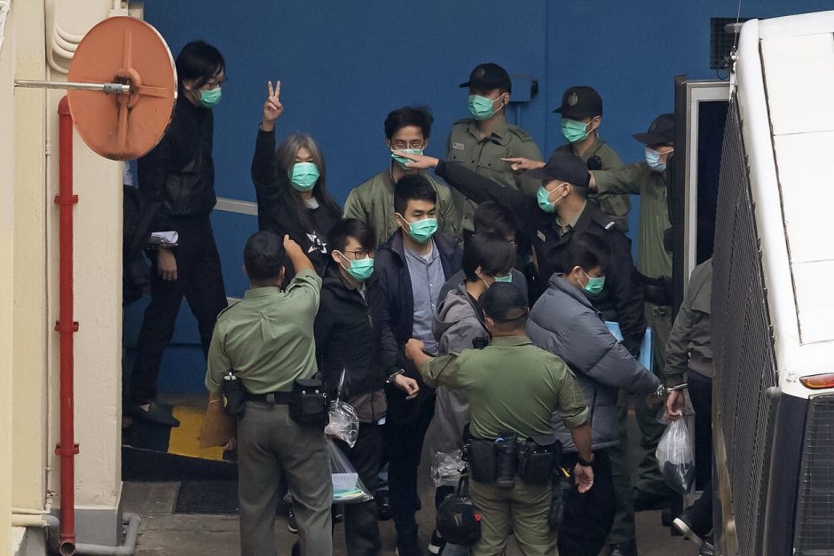 Honkonge po teismų maratono dešimtys disidentų pasiųsta už grotų