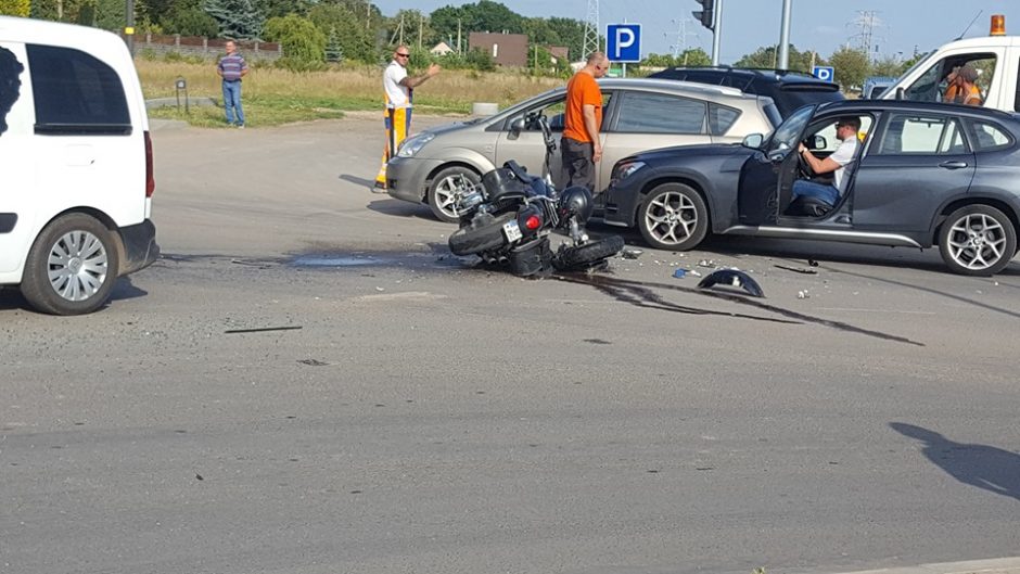 Per BMW ir motociklo avariją sužalotas motociklininkas