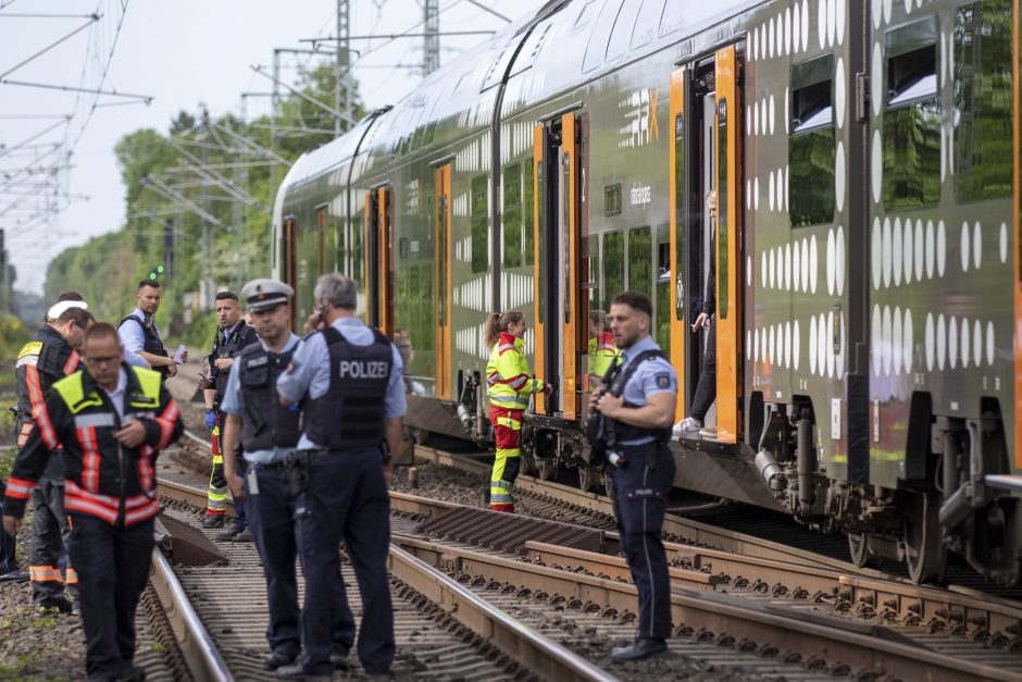 Vyras traukinyje Vokietijoje peiliu sužalojo penkis žmones