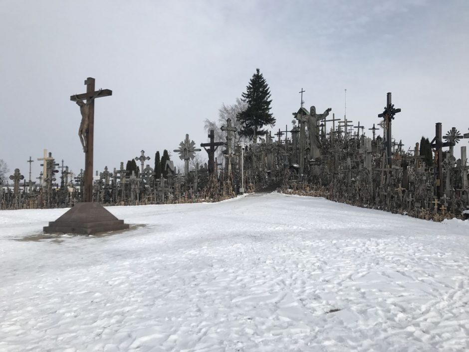 Kryžių kalno prižiūrėtojas papasakojo, koks būna sutrūnijusių kryžių likimas