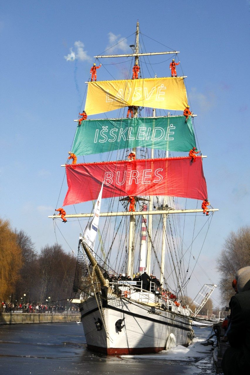 Klaipėdos simboliui – Baltijos tautų burės ir būgnų žinia pasauliui