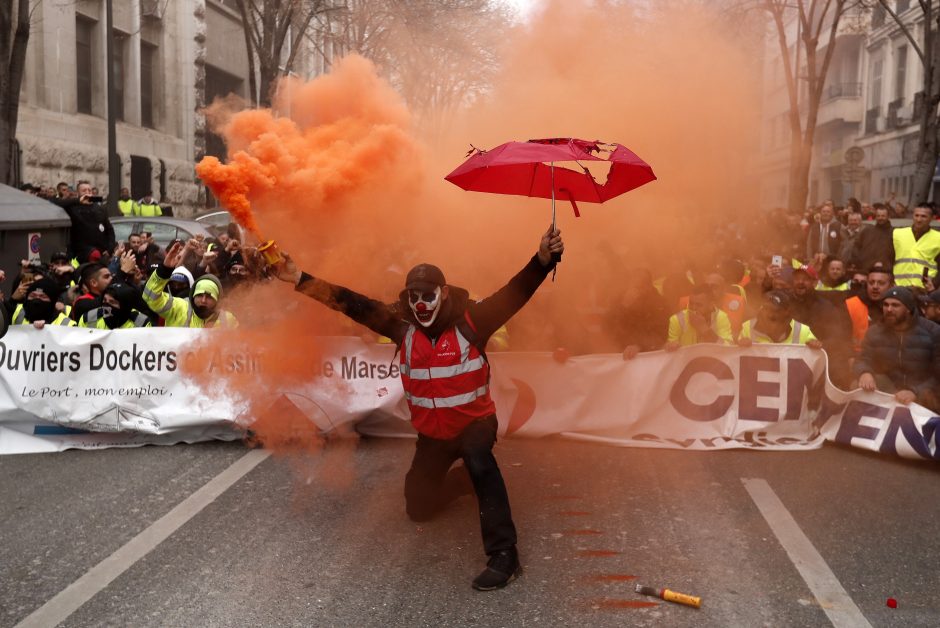 Paryžiuje policija protestuotojams išvaikyti pasitelkė ašarines dujas