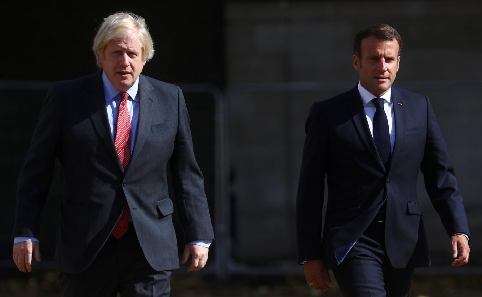 B. Johnsonas patikino E. Macroną, kad „Brexito“ derybų terminas negali būti pratęstas