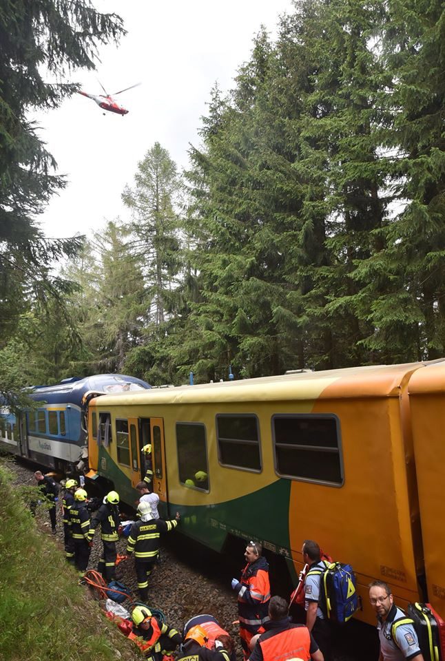 Čekijoje susidūrus dviem keleiviniams traukiniams žuvo 2 žmonės, 30 – sužeisti
