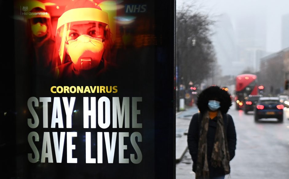 Didžiojoje Britanijoje pirmą kartą per parą nuo koronaviruso mirė daugiau kaip 1,5 tūkst. žmonių