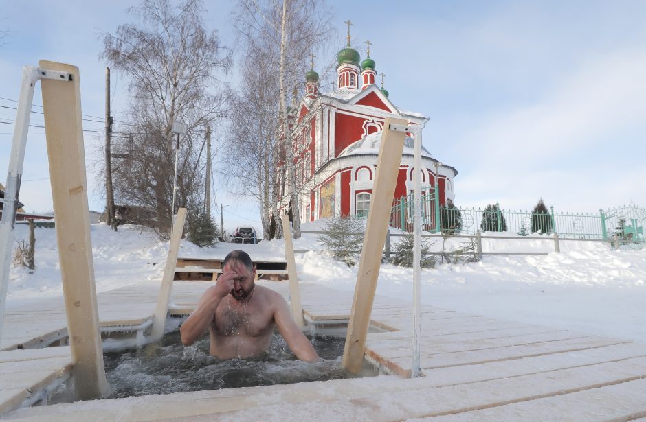 Minėdami Kristaus krikšto šventę, milijonai žmonių Rusijoje dalyvavo ritualinėse maudynėse