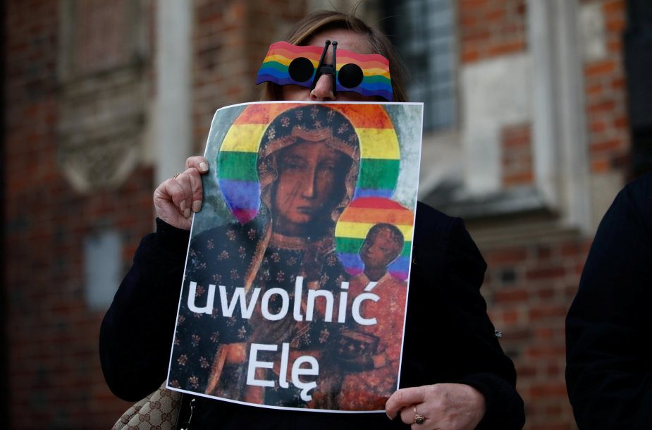 Lenkijoje teisiamos LGBT aktyvistės, kaltinamos užgavus tikinčiųjų jausmus