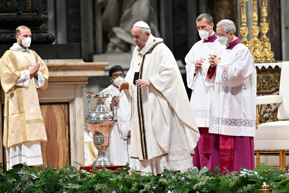 Popiežius Vatikane aukojo Didžiojo ketvirtadienio mišias, vėliau vyks į kalėjimą