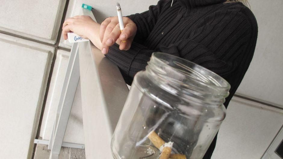 Baudos už rūkymą balkonuose įveikė pirmąjį laiptelį Seime