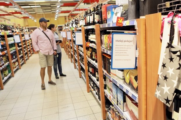 Seimas svarstys, ar nuo 2018 m. stiprų alkoholį parduoti tik specialiose parduotuvėse