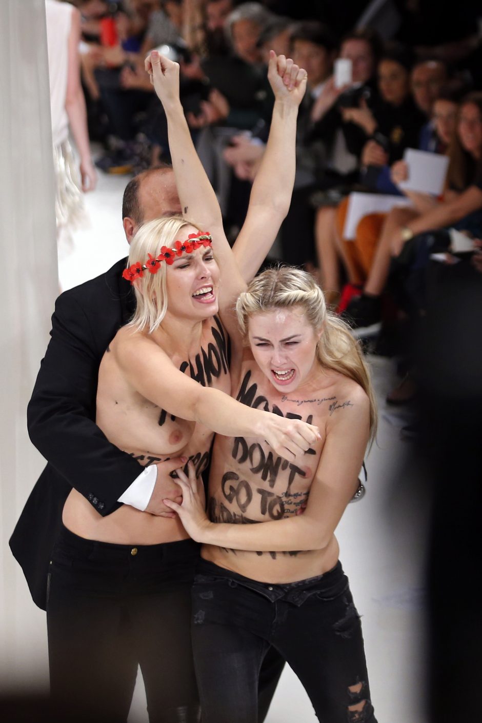 Paryžiaus madų savaitėje - „Femen“ nuogalių išpuolis