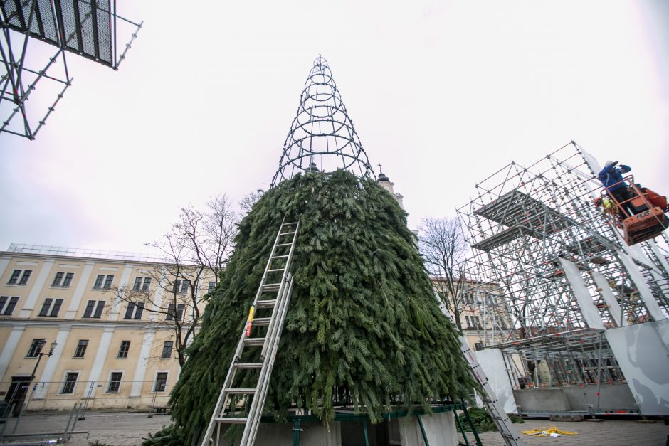 Rotušės aikštėje jau kyla Kalėdų miestelio stogai